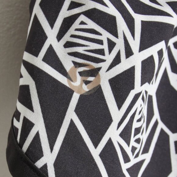 Lululemon Speed Short Posey Black White / Miss Mosaic Black / Black Size 6 - Picture 5 of 12